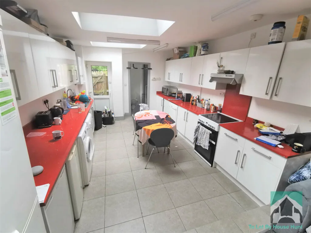 5 bedroom terraced house for rent