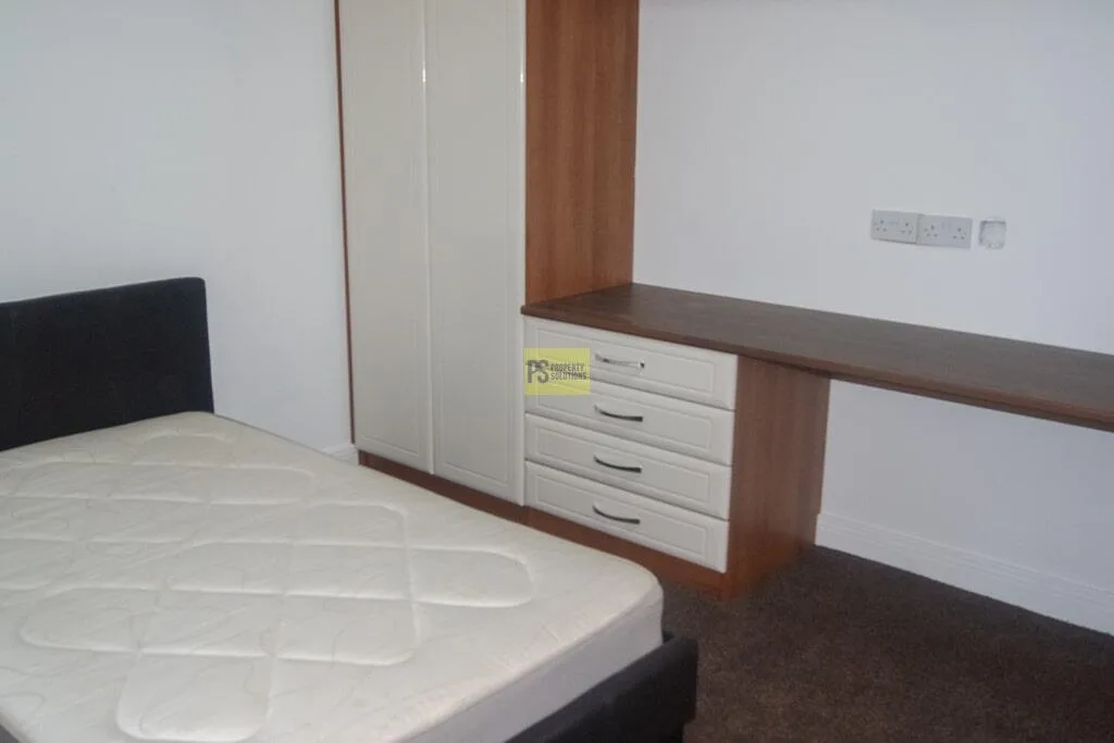 5 bedroom terraced house for rent