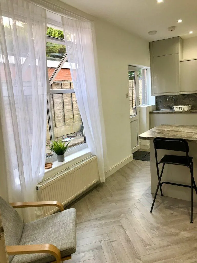 5 bedroom semi-detached house for rent