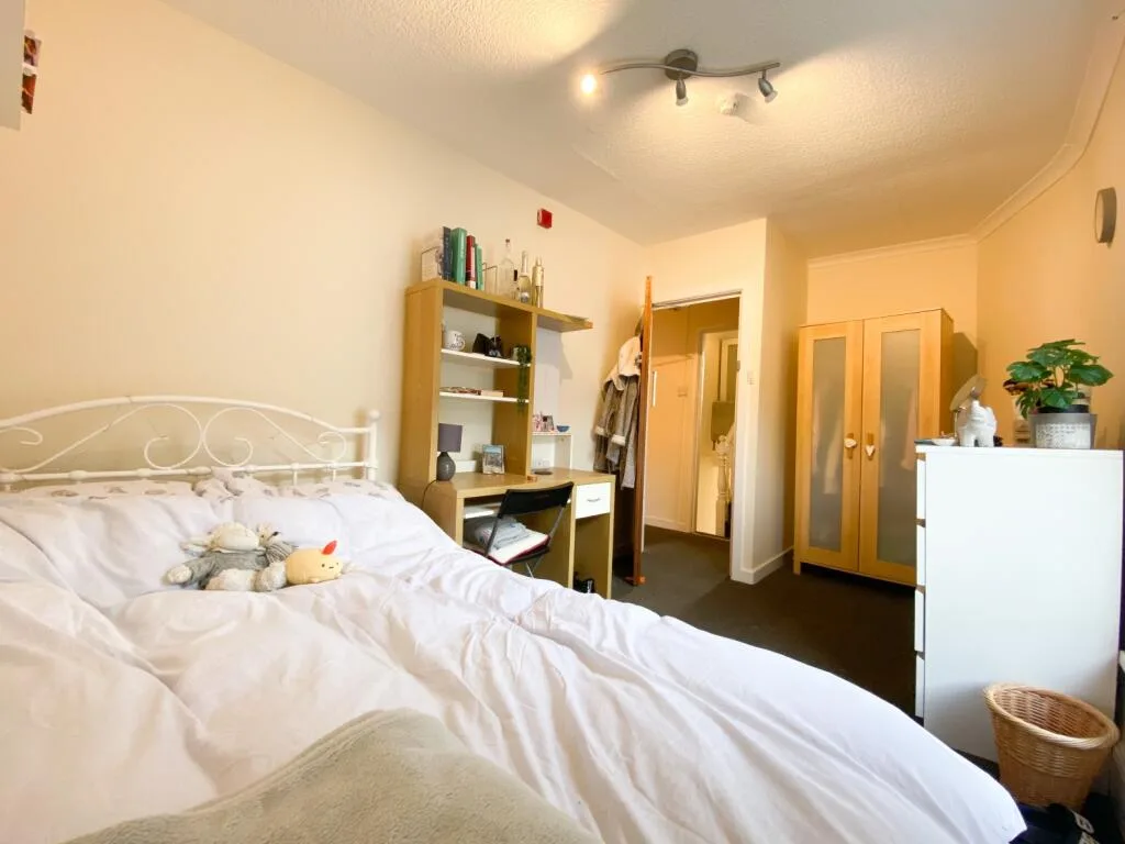 6 bedroom house for rent
