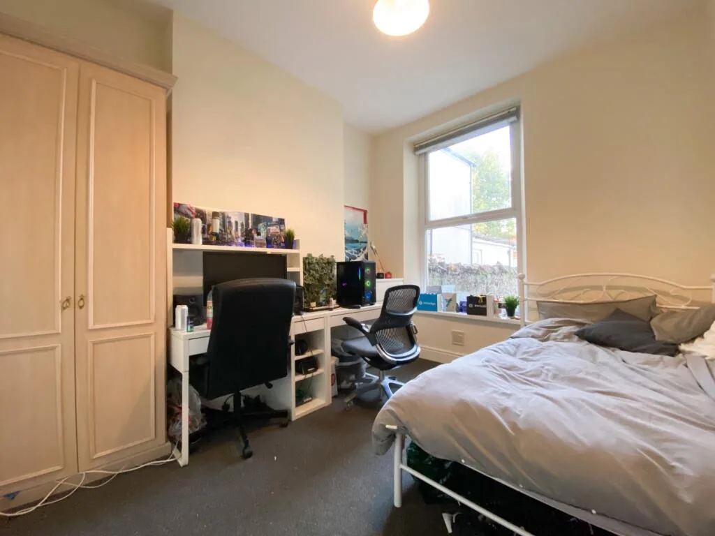 6 bedroom house for rent