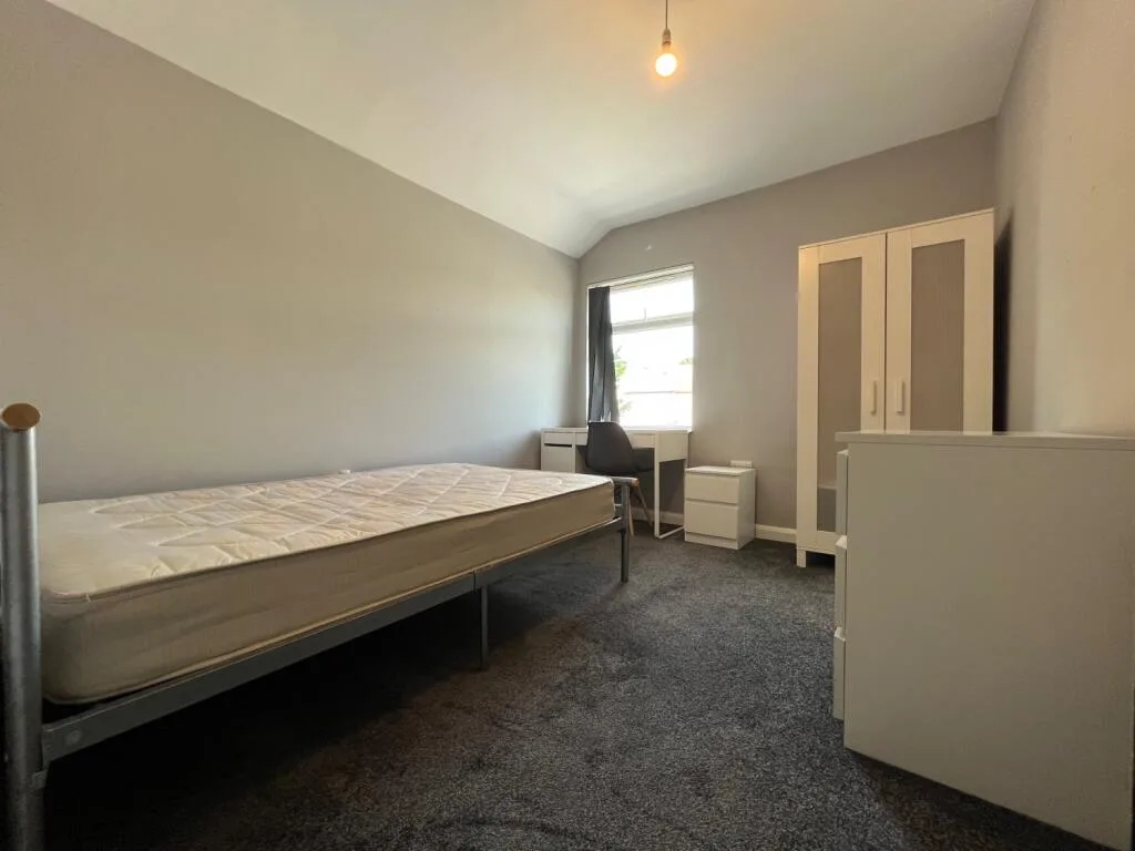 8 bedroom terraced house for rent