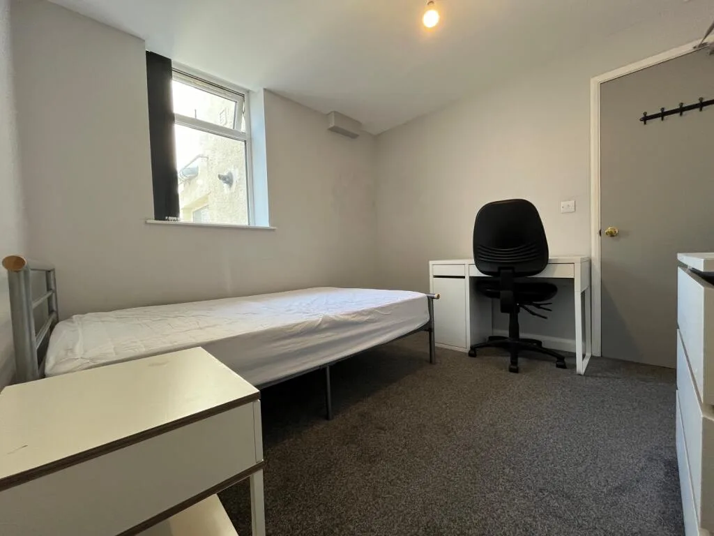 8 bedroom terraced house for rent