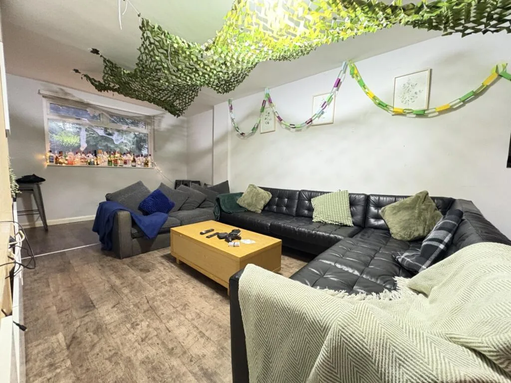 9 bedroom end of terrace house for rent