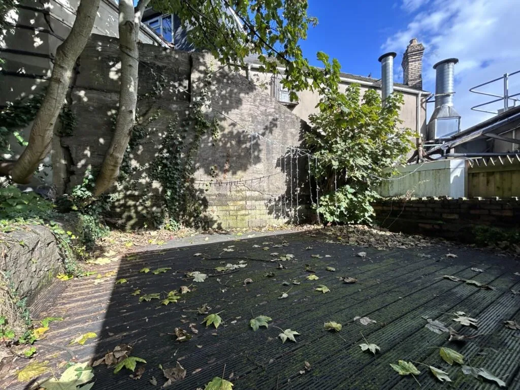9 bedroom end of terrace house for rent