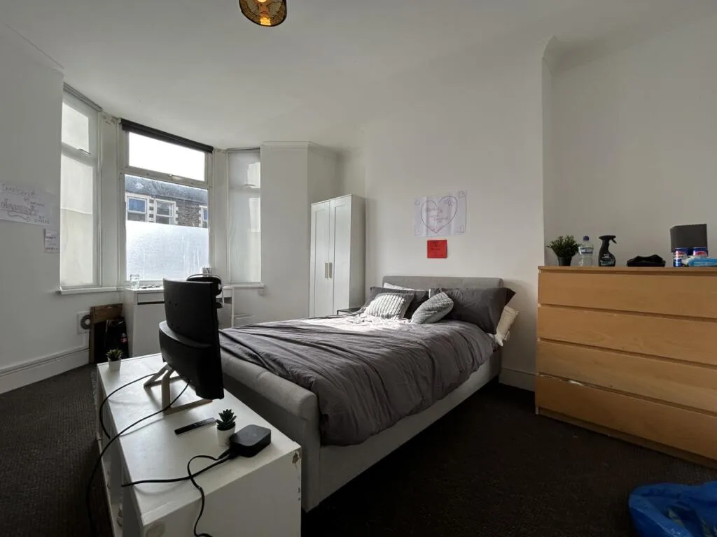 9 bedroom end of terrace house for rent