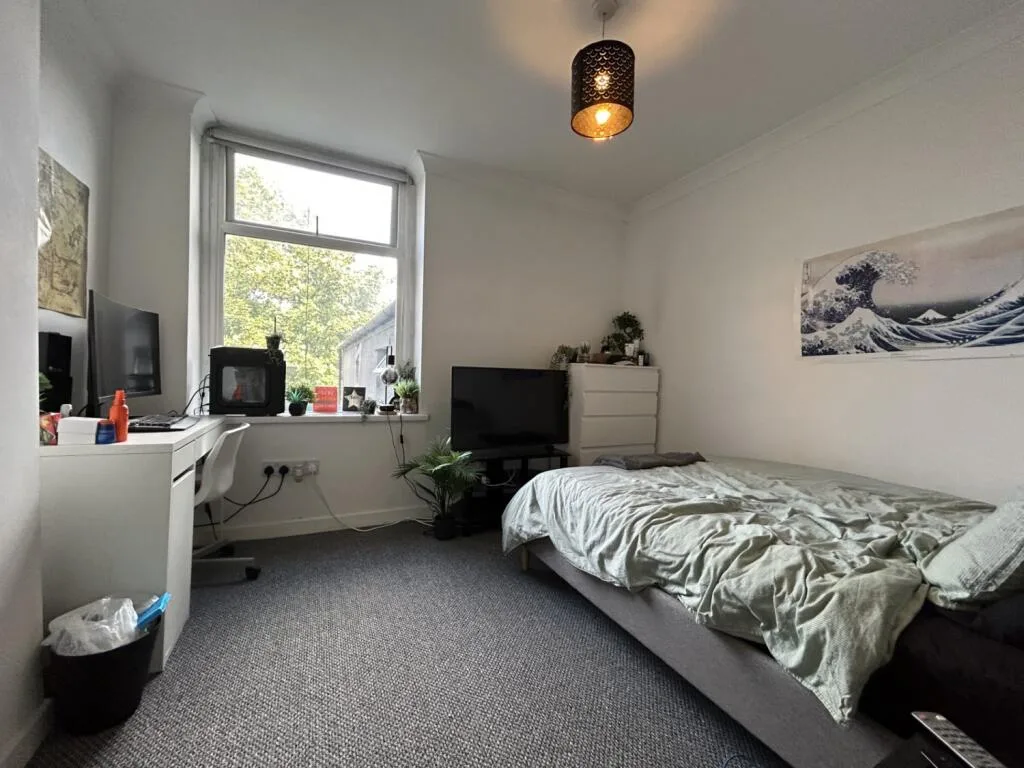 9 bedroom end of terrace house for rent