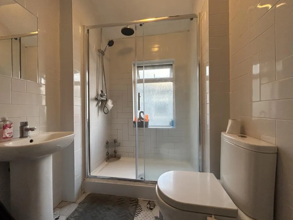 9 bedroom end of terrace house for rent