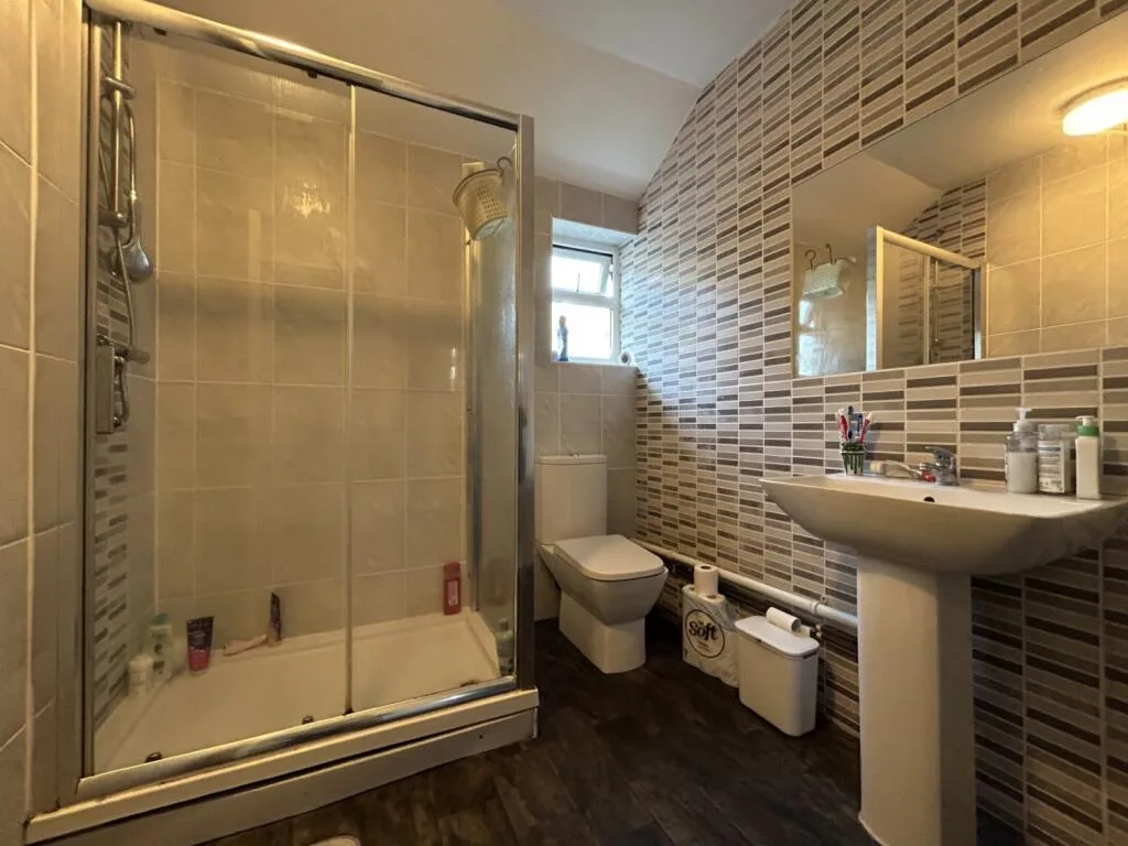 9 bedroom end of terrace house for rent