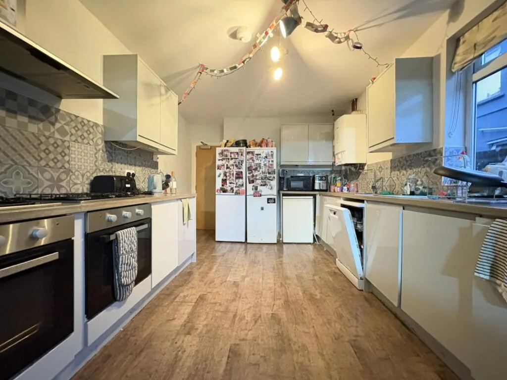 9 bedroom end of terrace house for rent