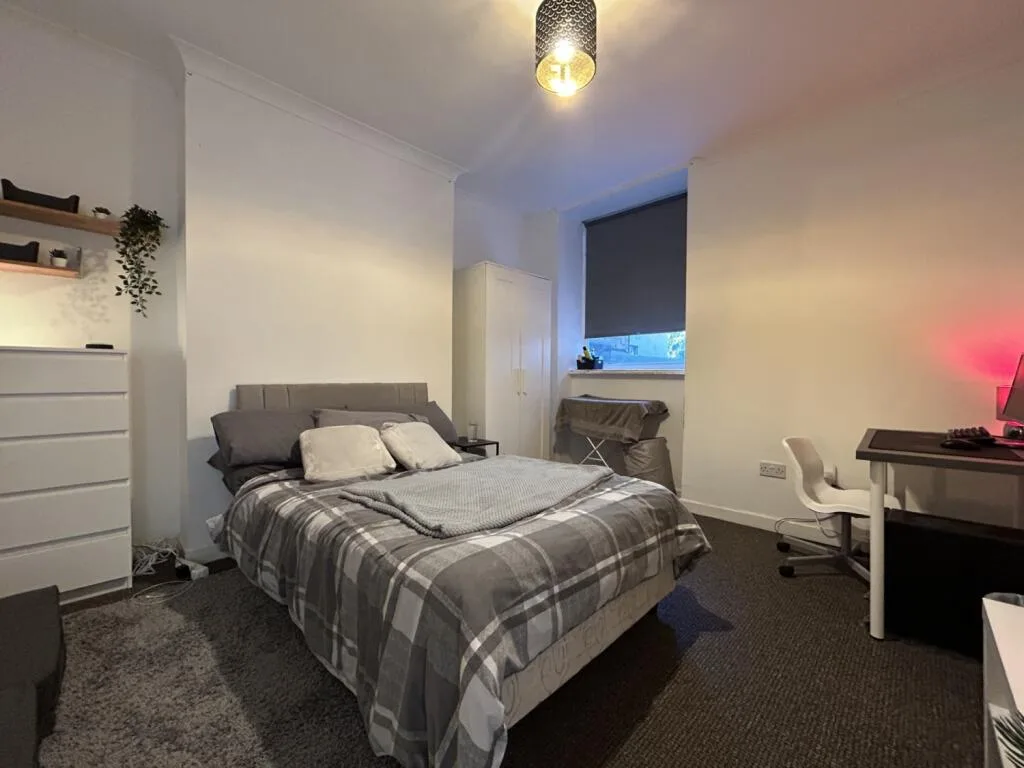 9 bedroom end of terrace house for rent