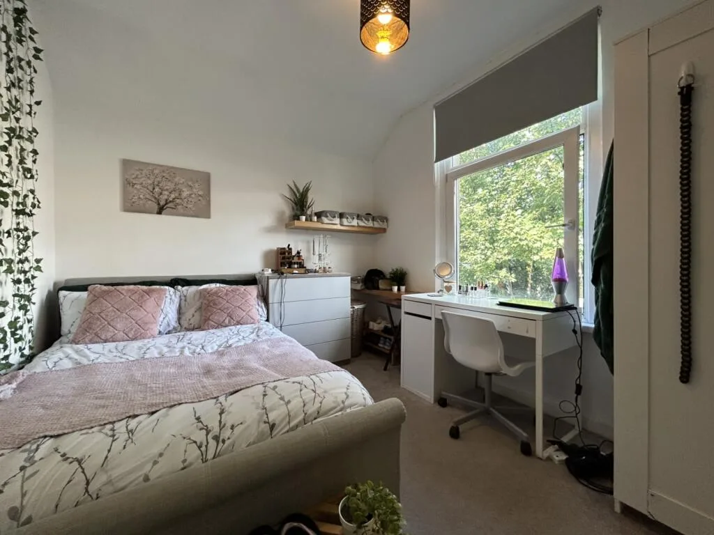 9 bedroom end of terrace house for rent