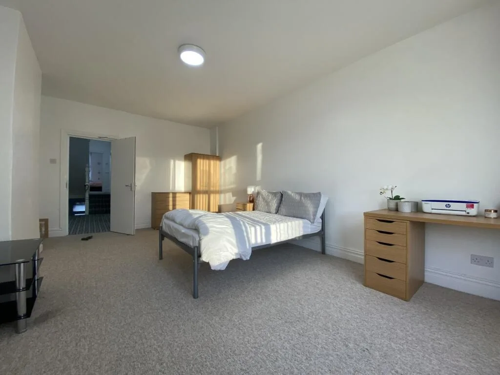 8 bedroom terraced house for rent