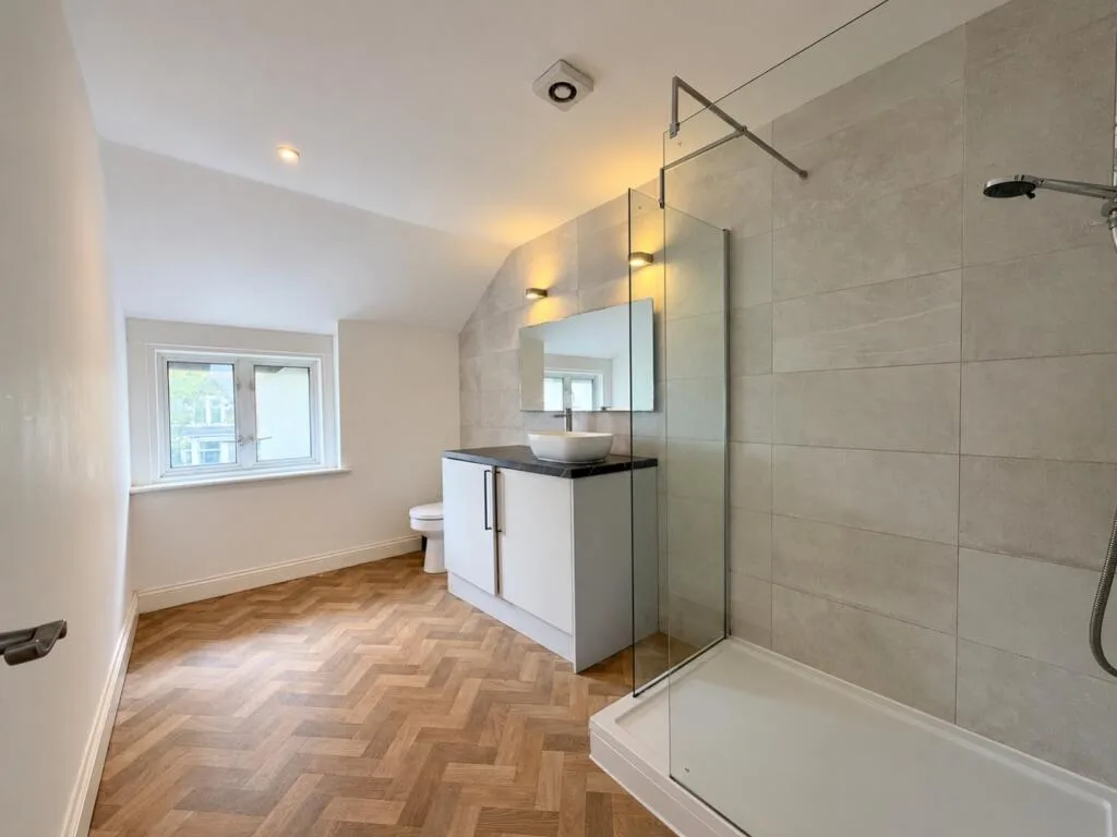8 bedroom terraced house for rent