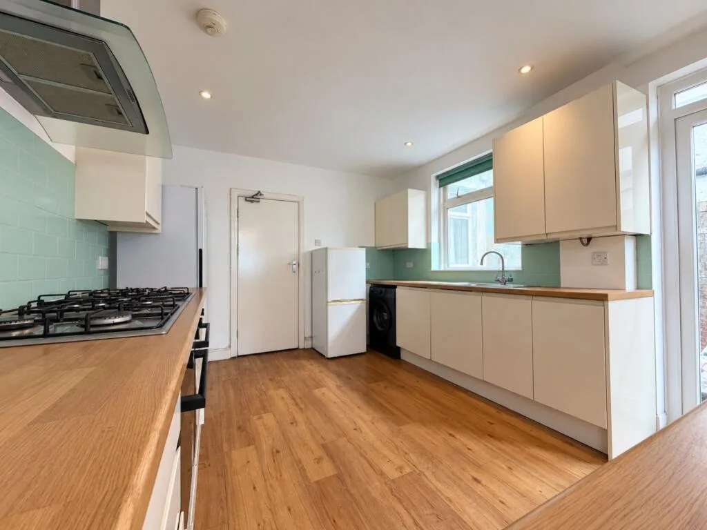 8 bedroom terraced house for rent