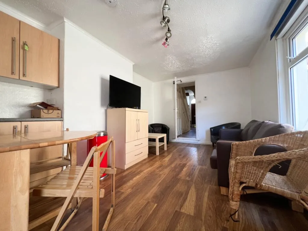6 bedroom terraced house for rent