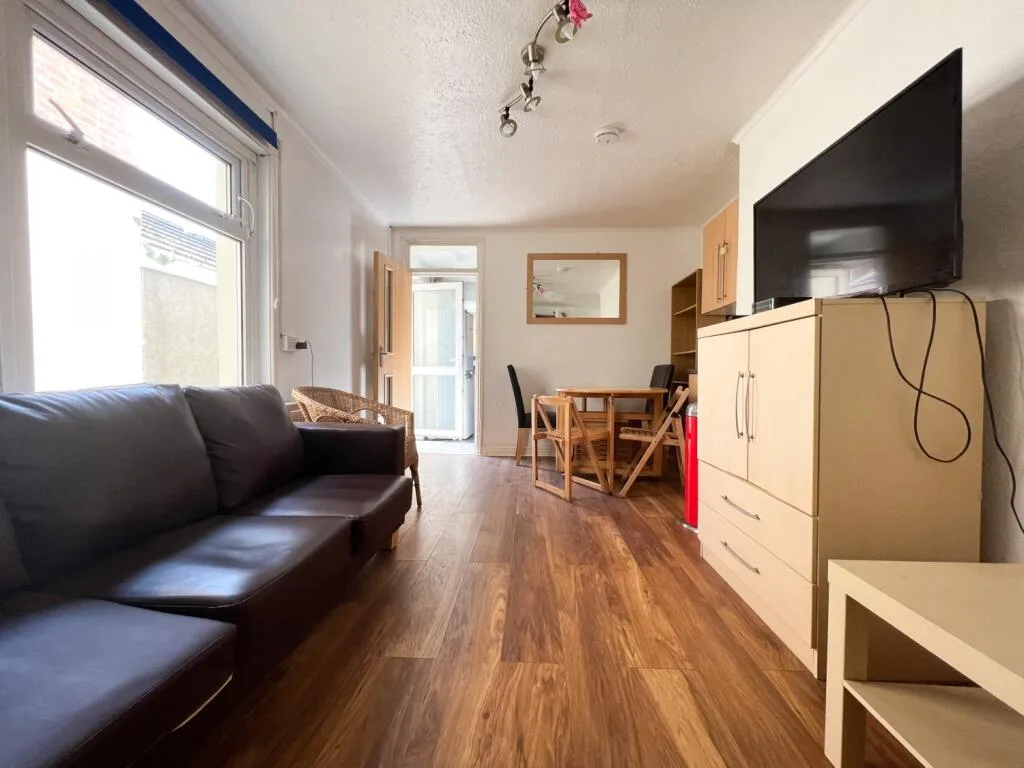 6 bedroom terraced house for rent