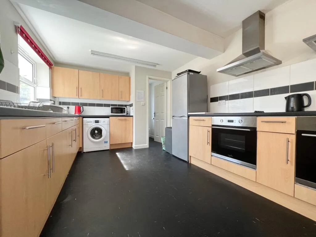 6 bedroom terraced house for rent