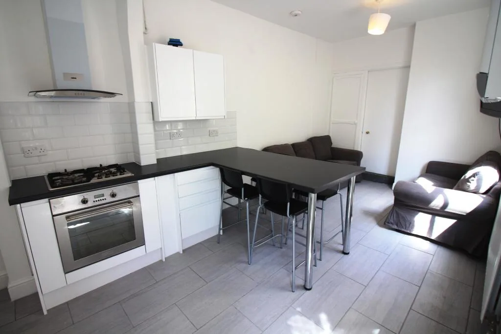 5 bedroom terraced house for rent