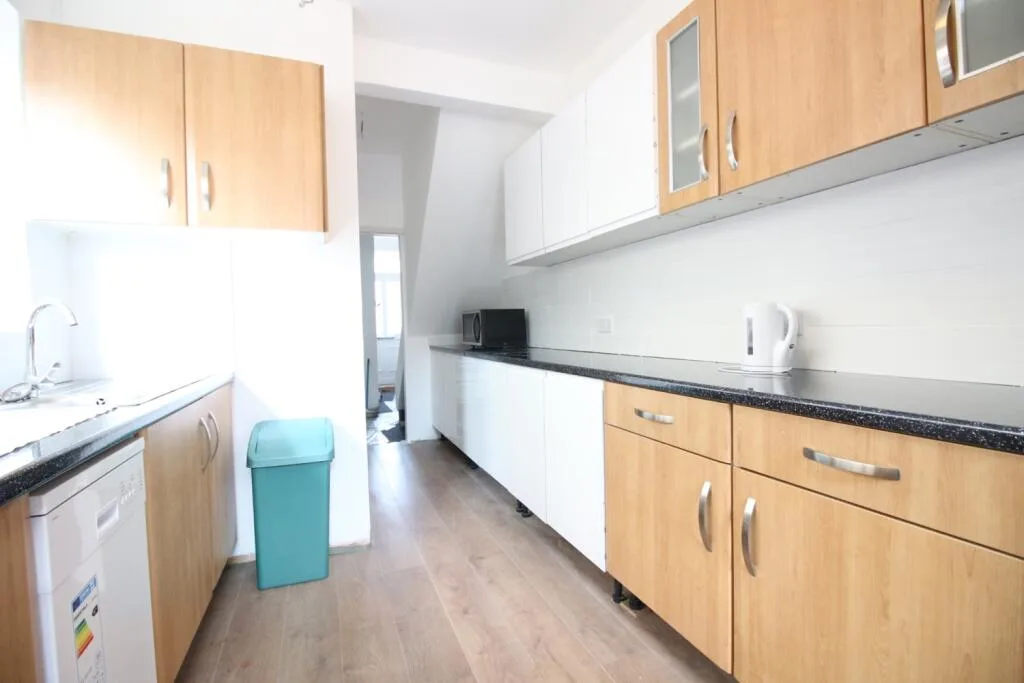 6 bedroom terraced house for rent