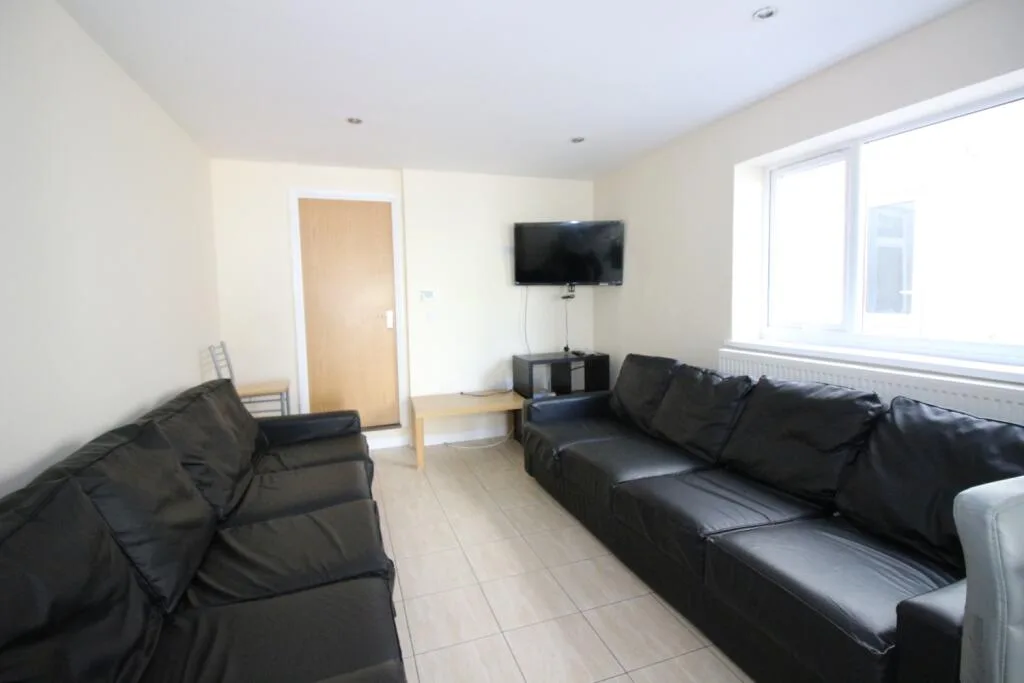 8 bedroom terraced house for rent