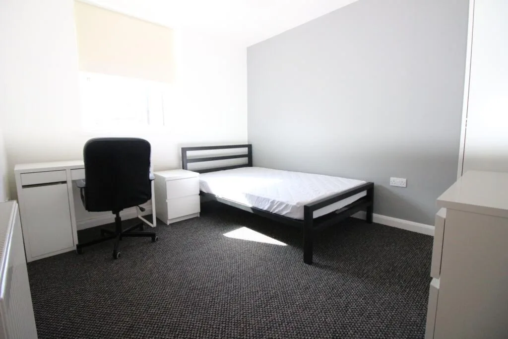 8 bedroom terraced house for rent