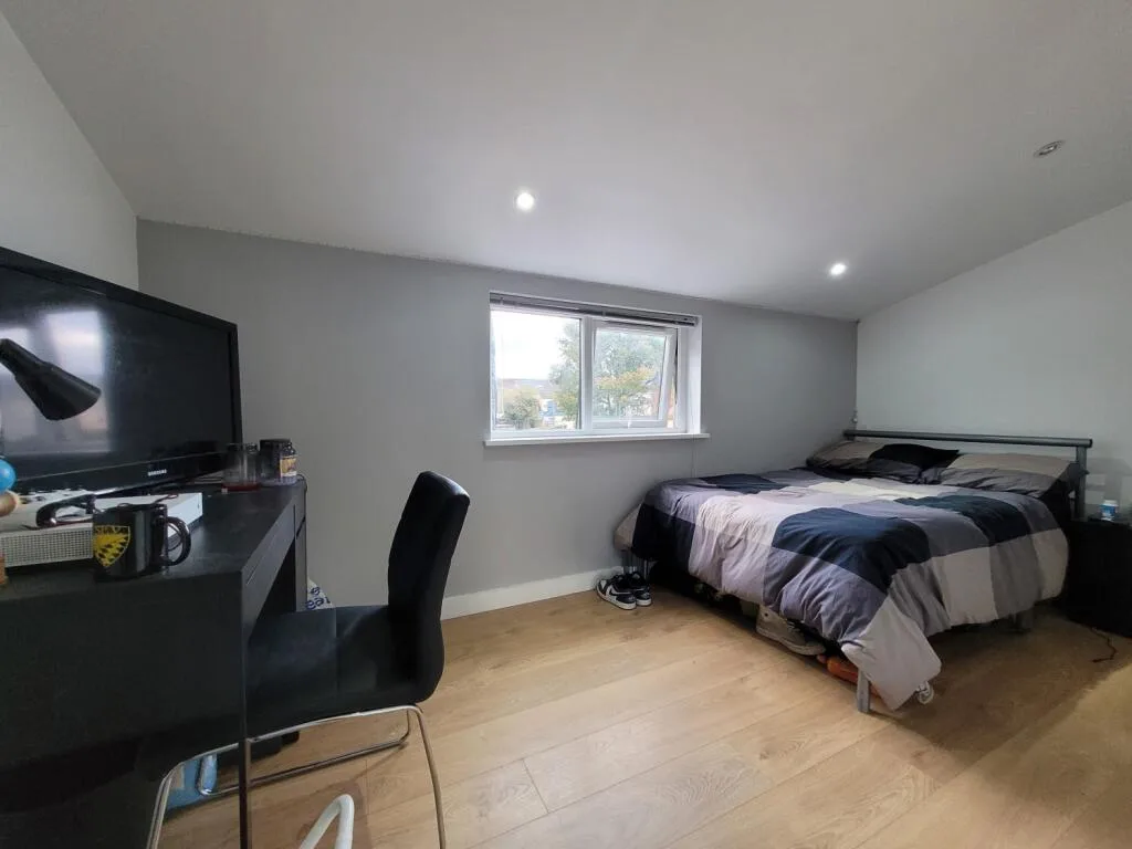 8 bedroom end of terrace house for rent