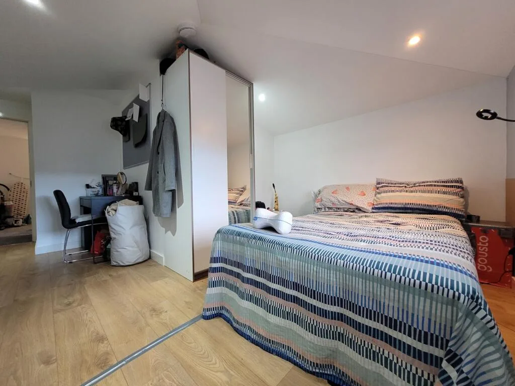 8 bedroom end of terrace house for rent