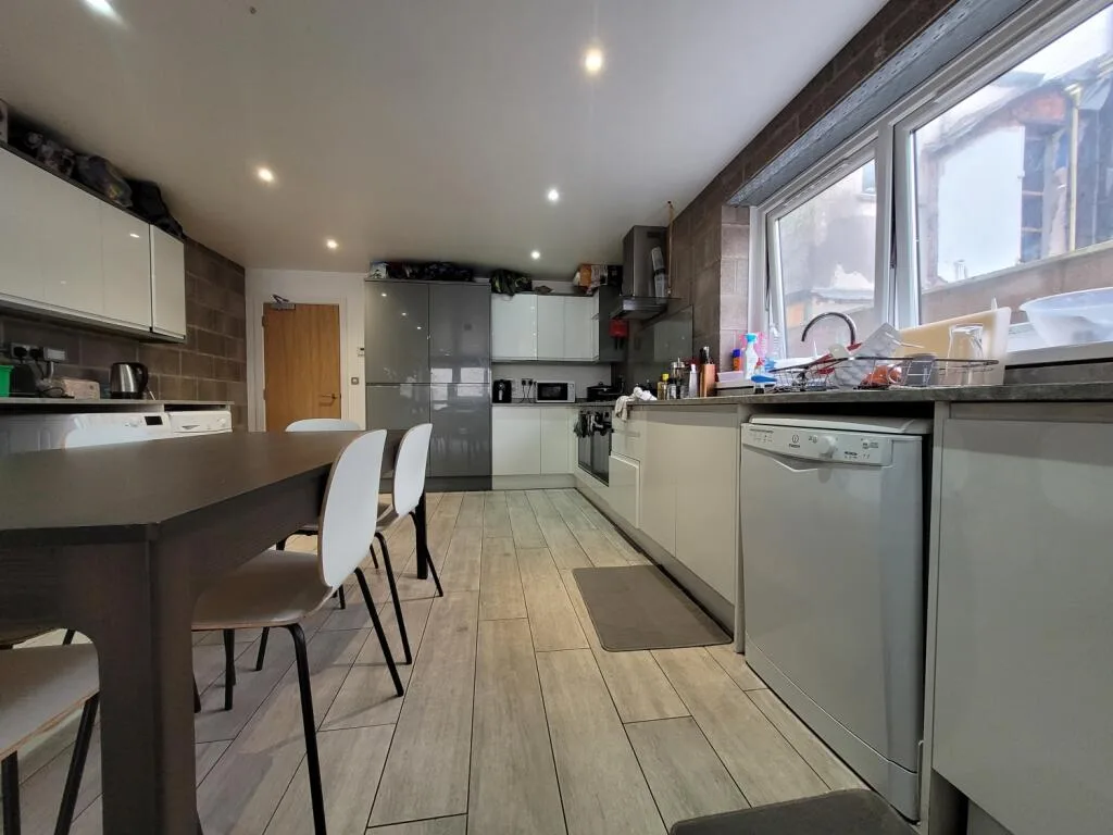 8 bedroom end of terrace house for rent