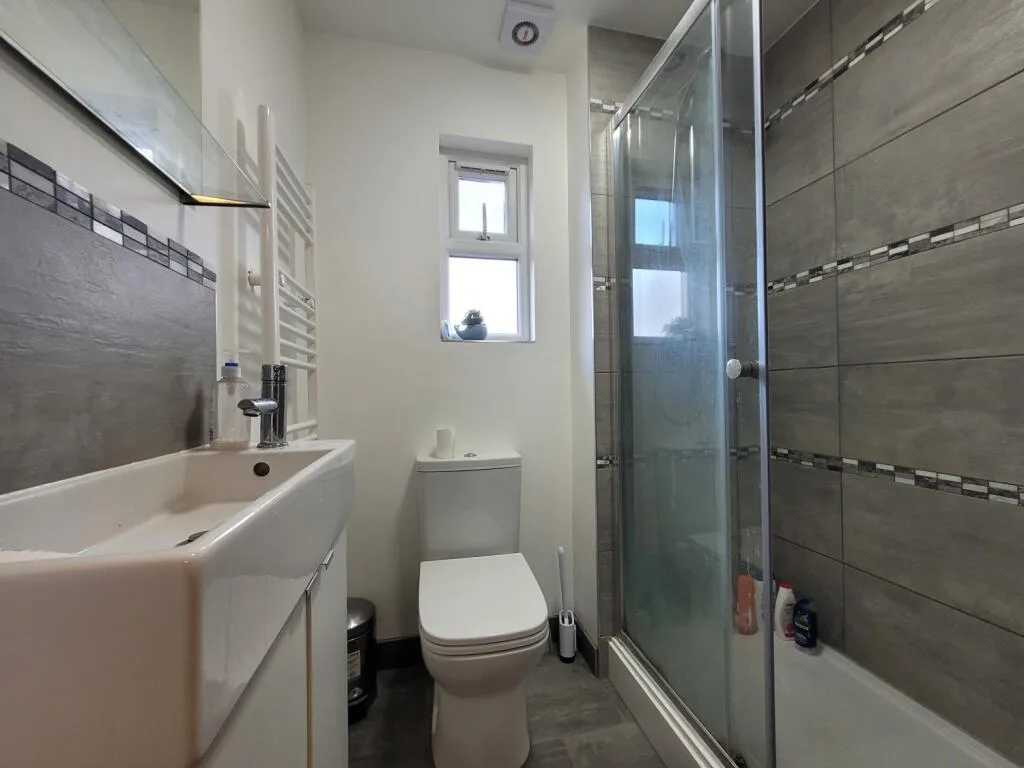 8 bedroom end of terrace house for rent