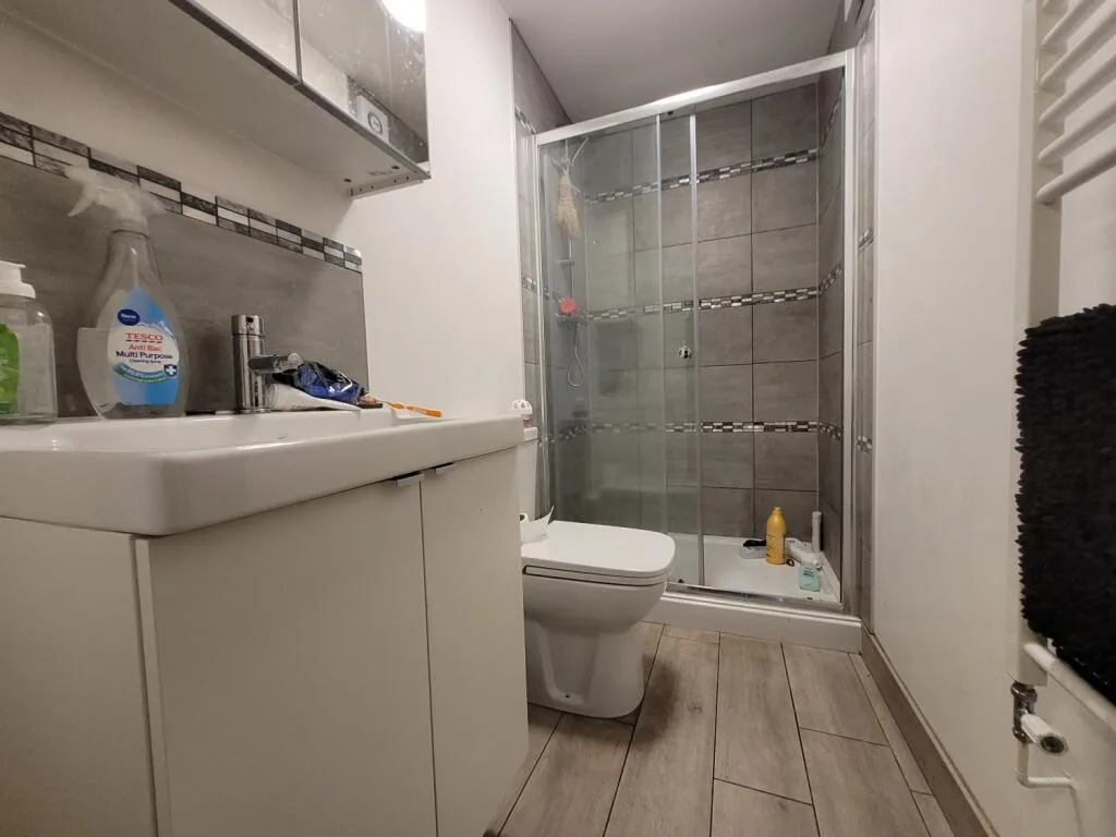 8 bedroom end of terrace house for rent