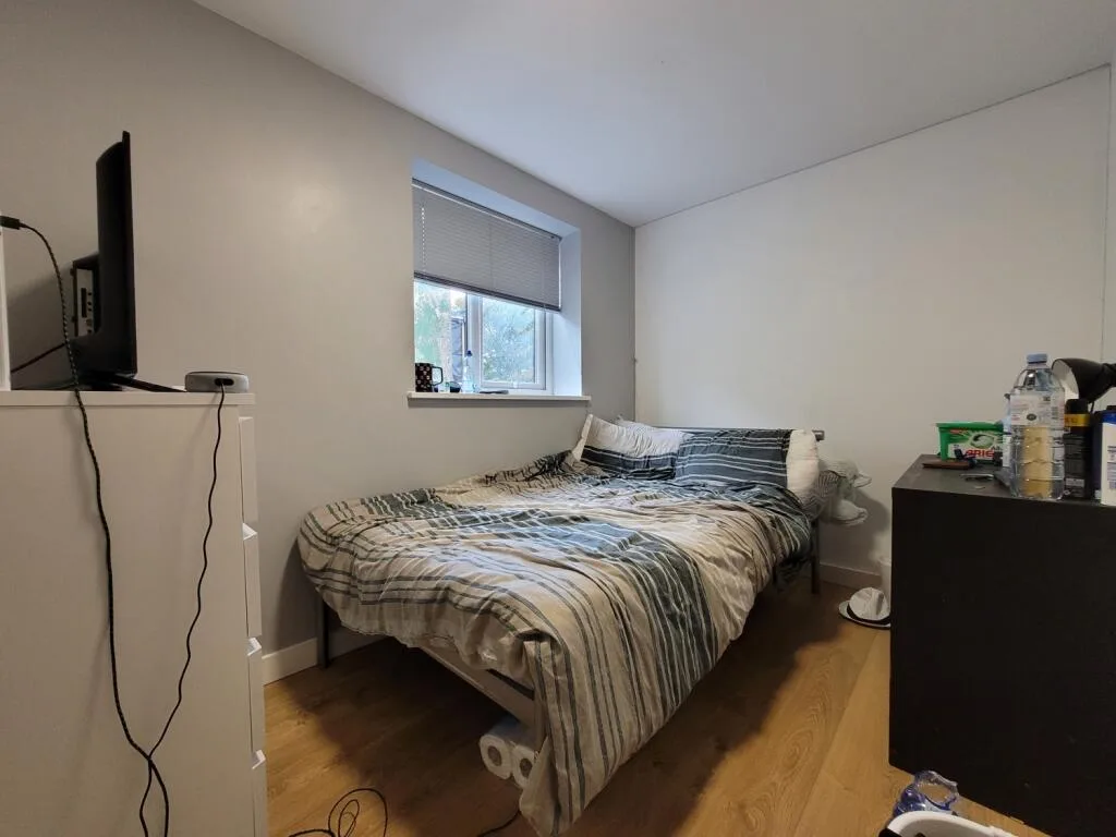 8 bedroom end of terrace house for rent