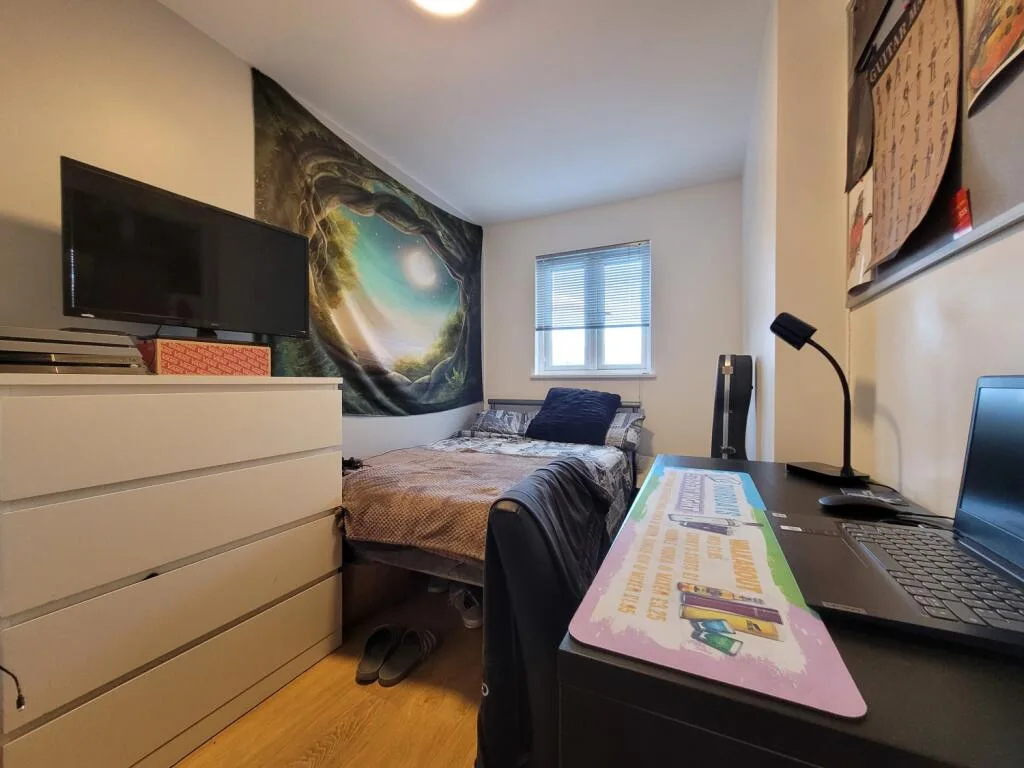 8 bedroom end of terrace house for rent