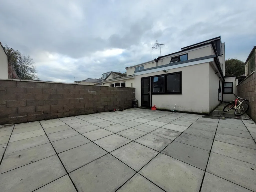 8 bedroom end of terrace house for rent