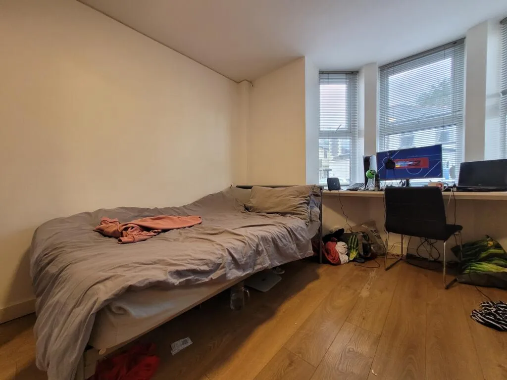 8 bedroom end of terrace house for rent