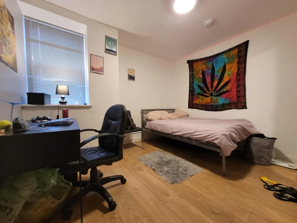 8 bedroom end of terrace house for rent