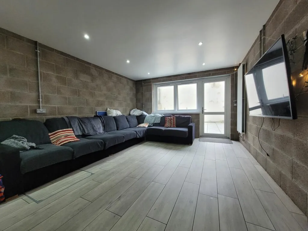 8 bedroom end of terrace house for rent