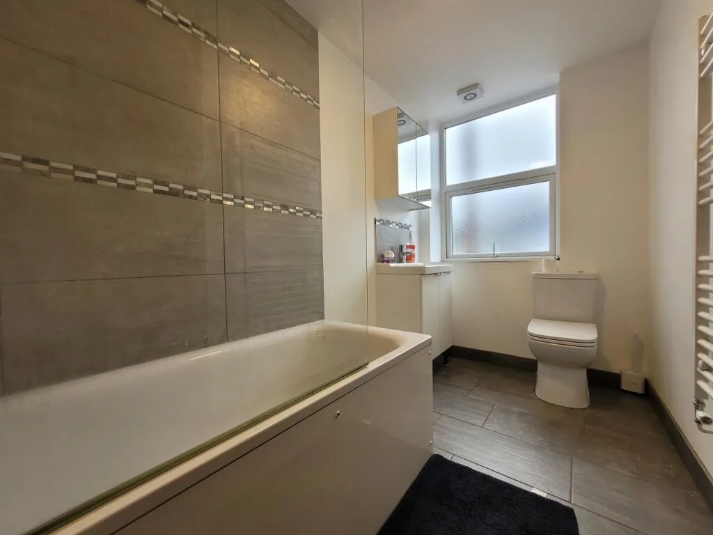 8 bedroom end of terrace house for rent