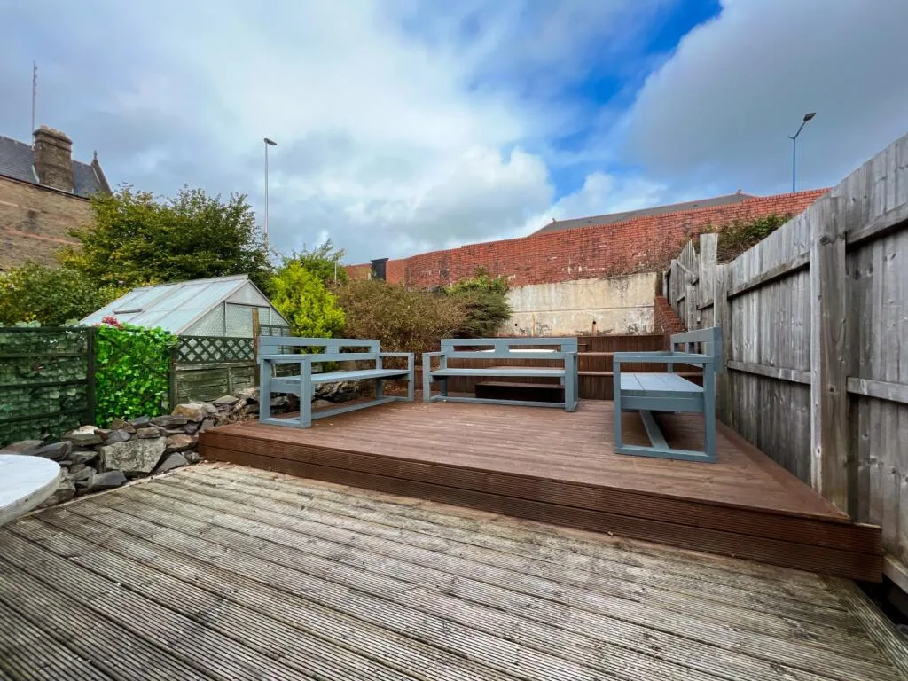 8 bedroom terraced house for rent