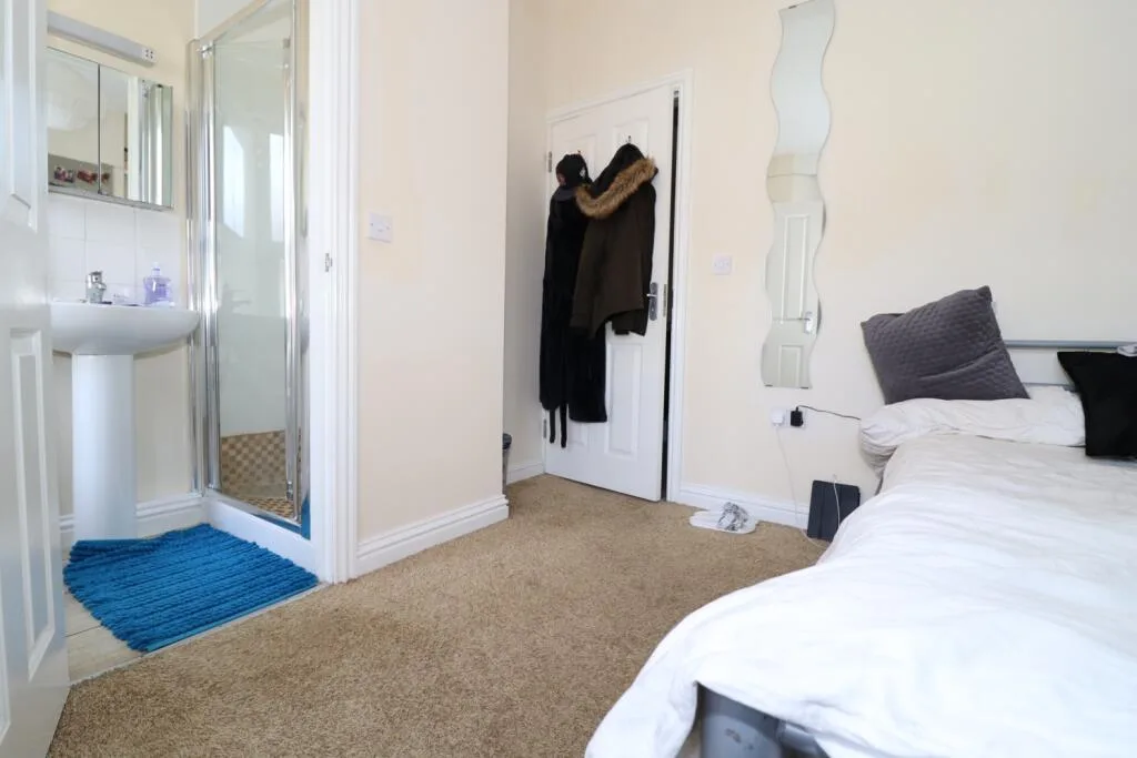 5 bedroom terraced house for rent