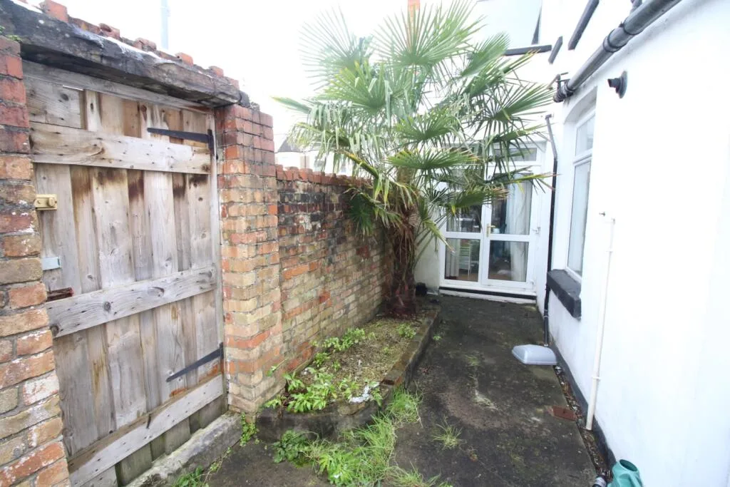 5 bedroom terraced house for rent