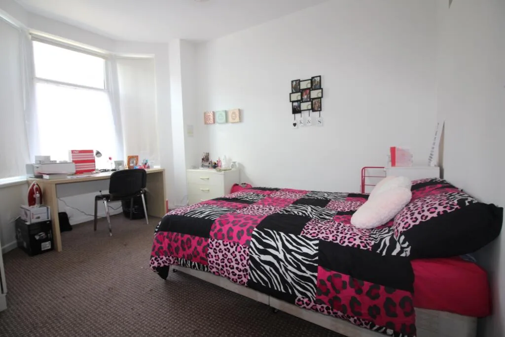5 bedroom end of terrace house for rent