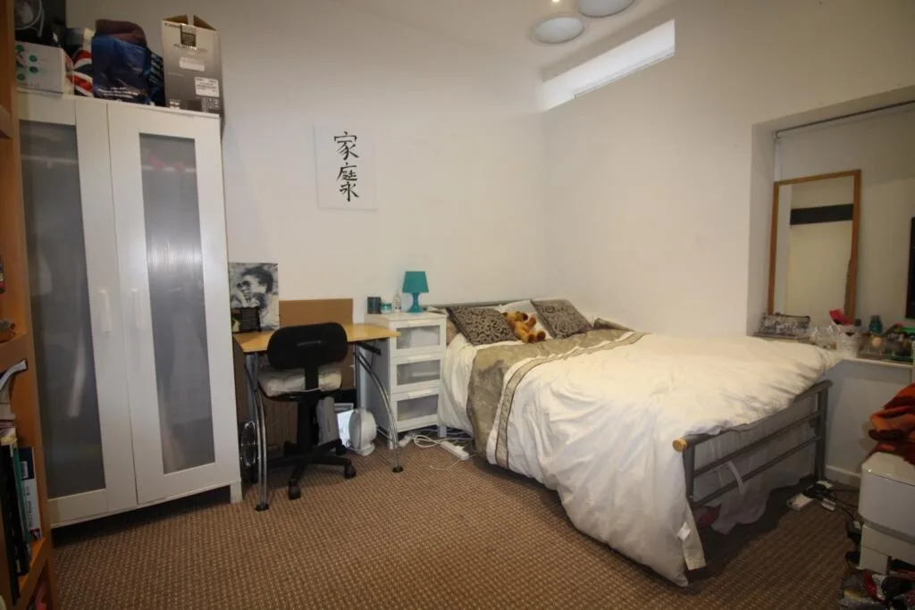 5 bedroom end of terrace house for rent