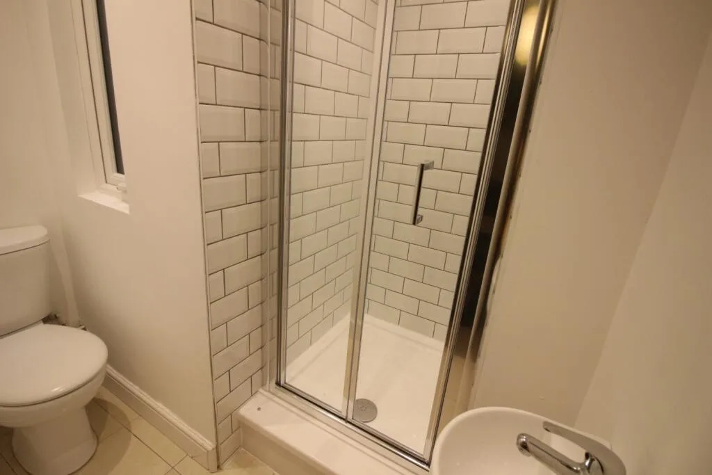 5 bedroom end of terrace house for rent