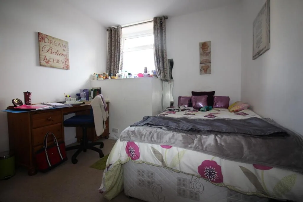 5 bedroom end of terrace house for rent