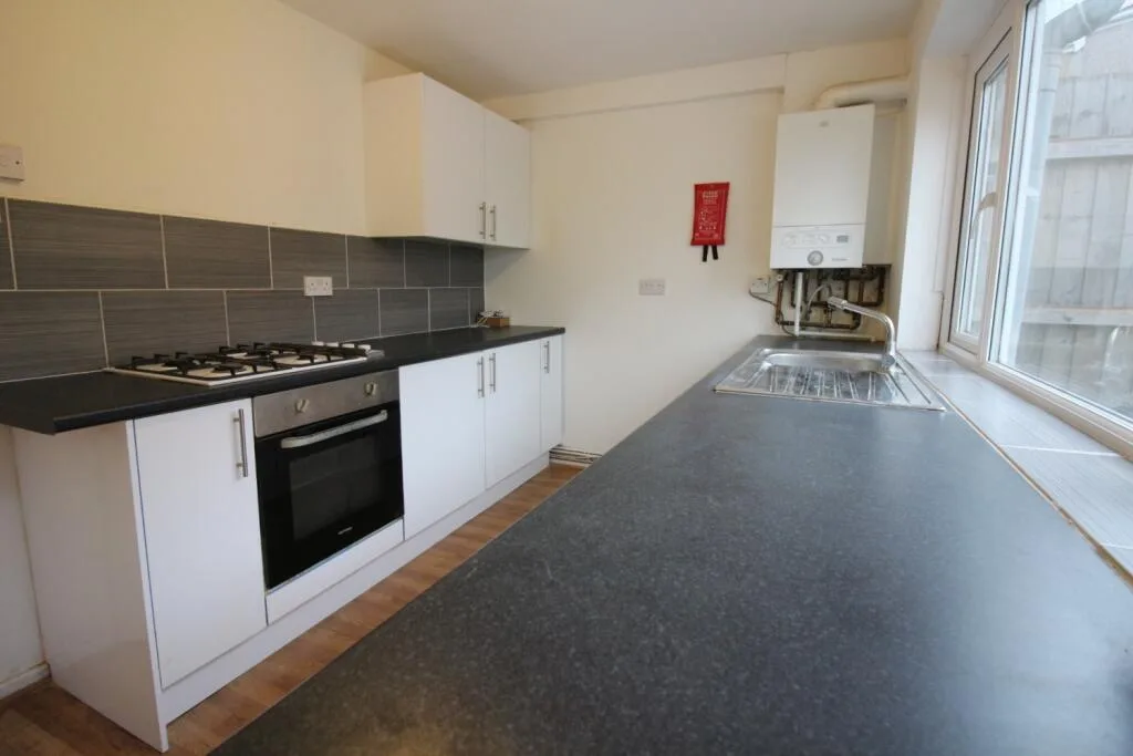 5 bedroom end of terrace house for rent