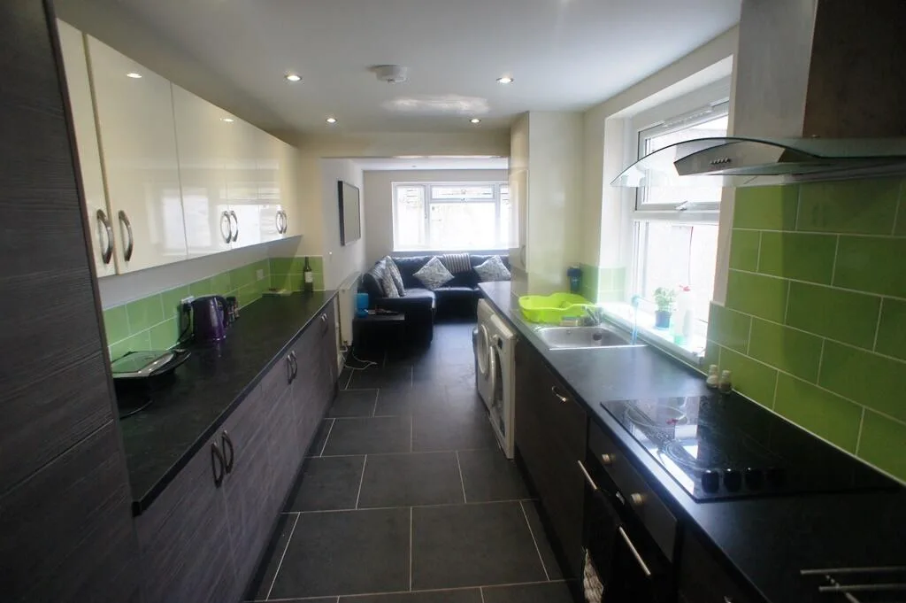 7 bedroom end of terrace house for rent