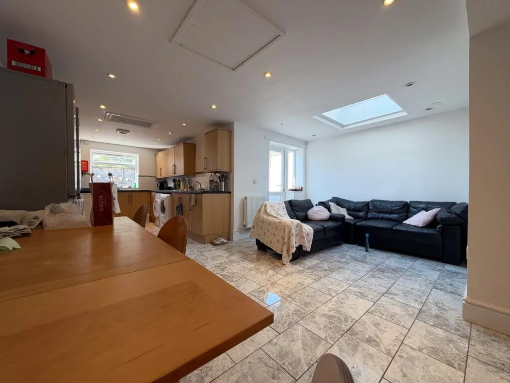 8 bedroom terraced house for rent