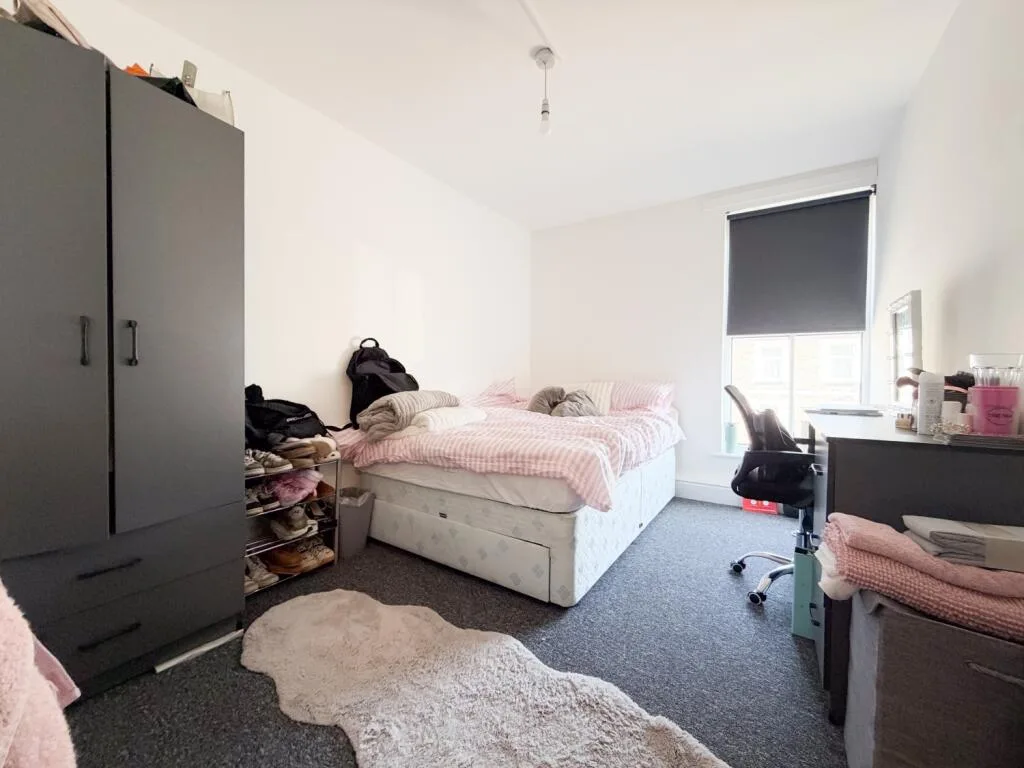 8 bedroom terraced house for rent