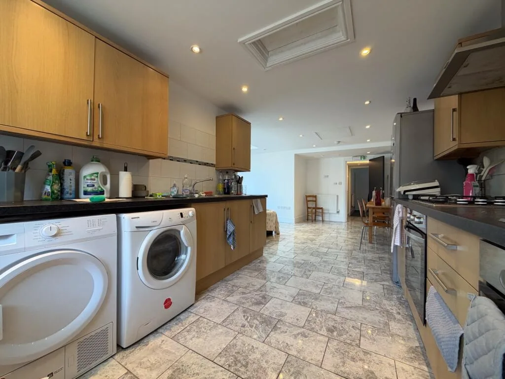 8 bedroom terraced house for rent